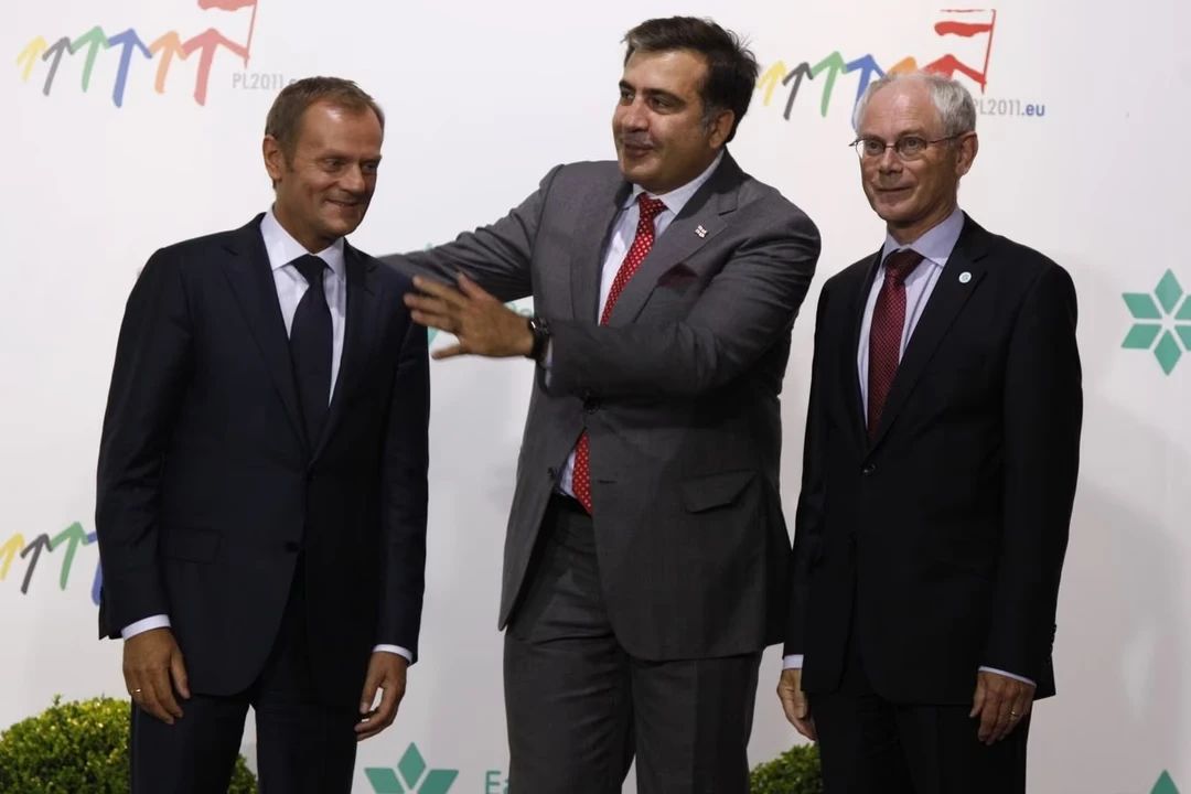 2011 թվական, ձախից աջ՝ Լեհաստանի վարչապետ Դոնալդ Տուսկը, այն ժամանակվա Վրաստանի նախագահ Միխեիլ Սաակաշվիլին և այն ժամանակվա Եվրոպական խորհրդի նախագահ Հերման վան Ռոմպոյը
