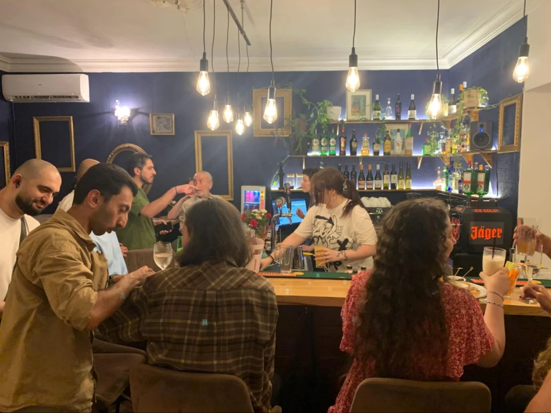 Regulars crowd around the bar at Mama Jan (Photo by author)
