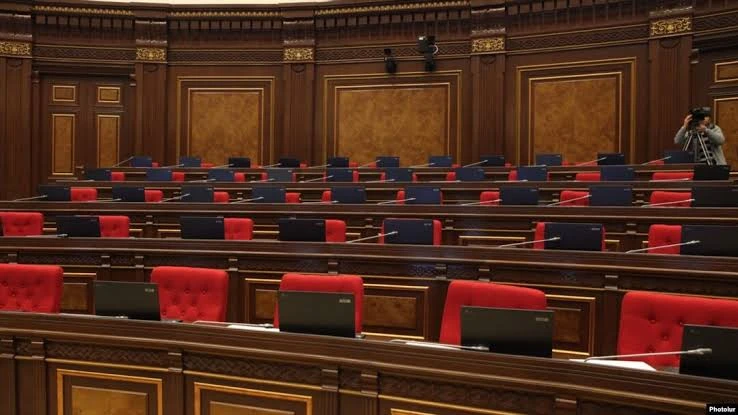 Армянская оппозиция решила не бойкотировать парламент