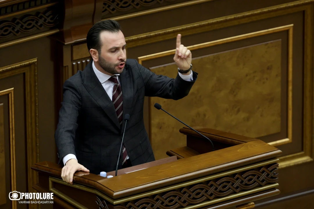 Le député de la majorité Konjoryan défend la nomination et le salaire de son épouse à la tête de Haypost