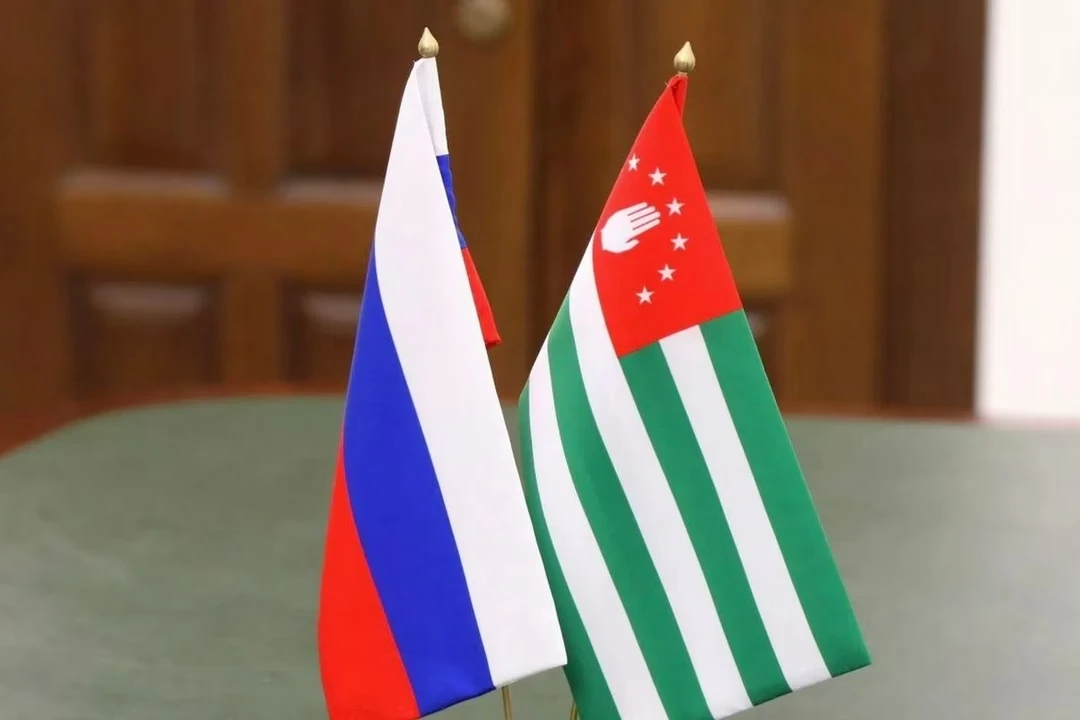 Ռուսաստանի և Աբխազիայի դրոշները