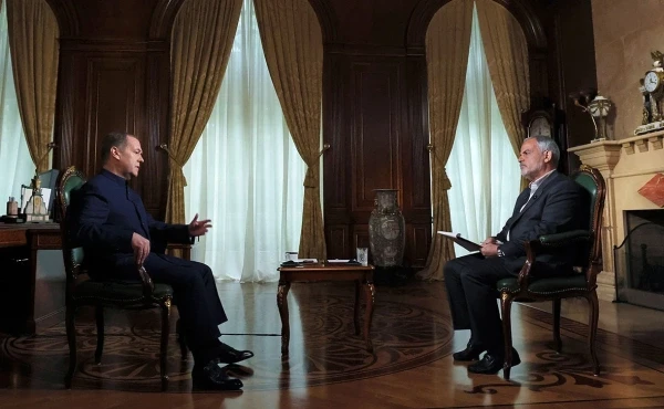 Dmitry Medvedev and Iranian state broadcaster journalist Morteza Ghoroghi (left to right). Photo: Ekaterina Shtukina / TASS