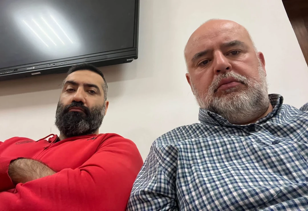 Լուսանկարում՝ Արթուր Դանիելյանը (ձախից) և նրա փաստաբան Տիգրան Աթանեսյանը դատական նիստերի դահլիճում