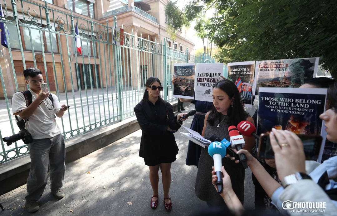 Լուսանկարում ակցիայի մասնակիցներն են՝ Ֆրանսիայի դեսպանատան դիմաց