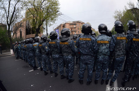 Գողի ու ոստիկանի արանքում