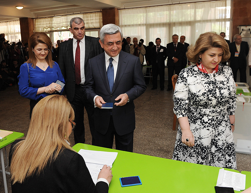 Քվեարկում են քաղաքական այրերը