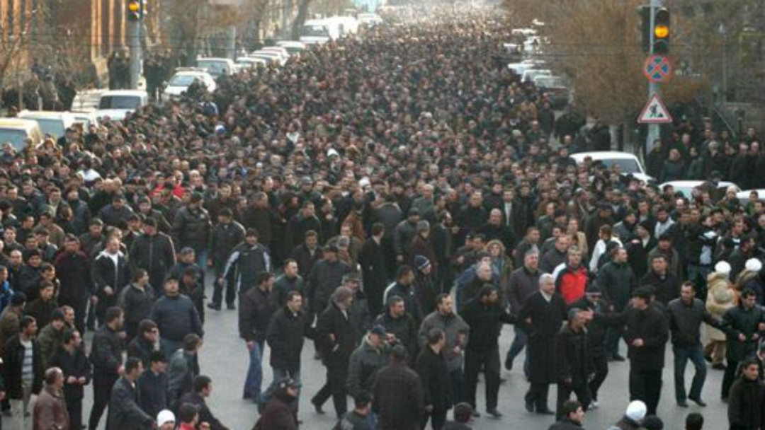 Փետրվարի 25, 2008․ Երգ ու պար հրապարակում, Տեր-Պետրոսյանի թիկնազորից պահանջում են հանձնել զենքերը