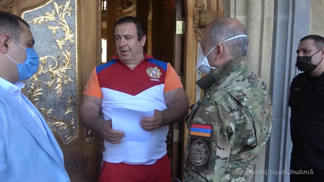 Մեր մէջ նստած բոլշեւիկը...