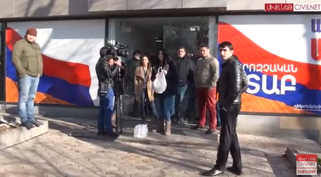 5-ին գումարած 3 հավասար է 8-ի