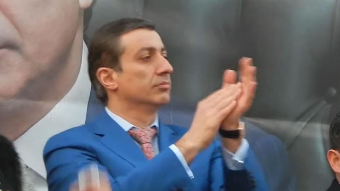 Մա՛յր, դու քո որդուն սպանող հրեշի կողքին ես