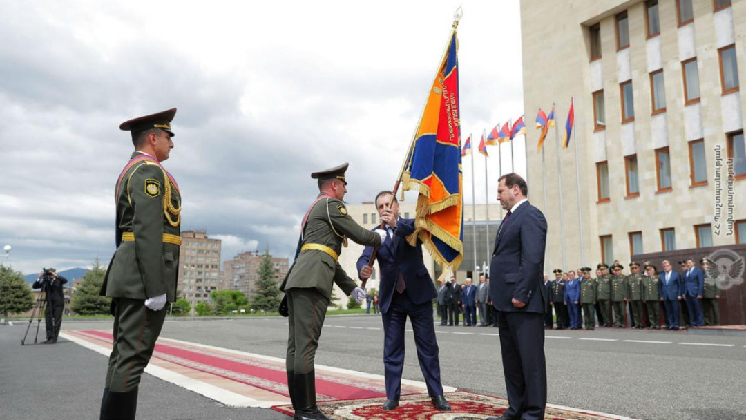 Վիգեն Սարգսյանը Դավիթ Տոնոյանին է հանձնել պաշտպանության նախարարի ռազմադրոշը․ ֆոտոշարք