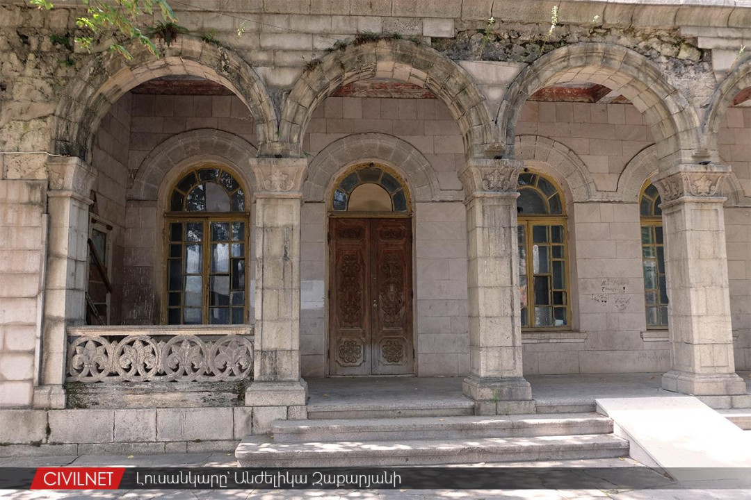 Ստեփանակերտի թատրոն-ուրվականը․ ֆոտոշարք