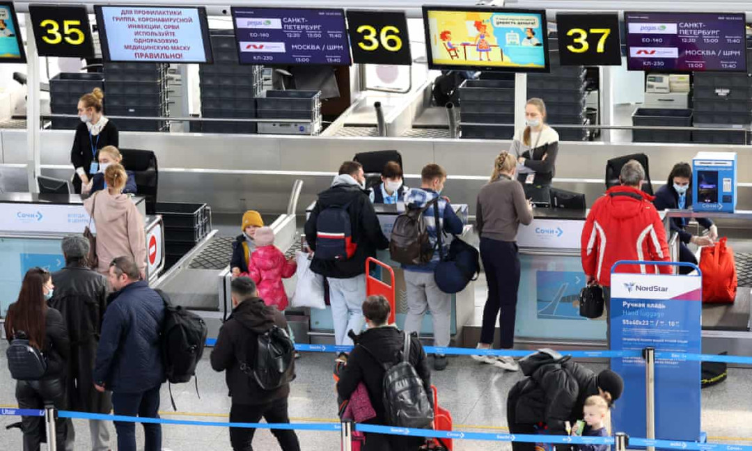 Thousands of Russians flee to Armenia as invasion of Ukraine continues