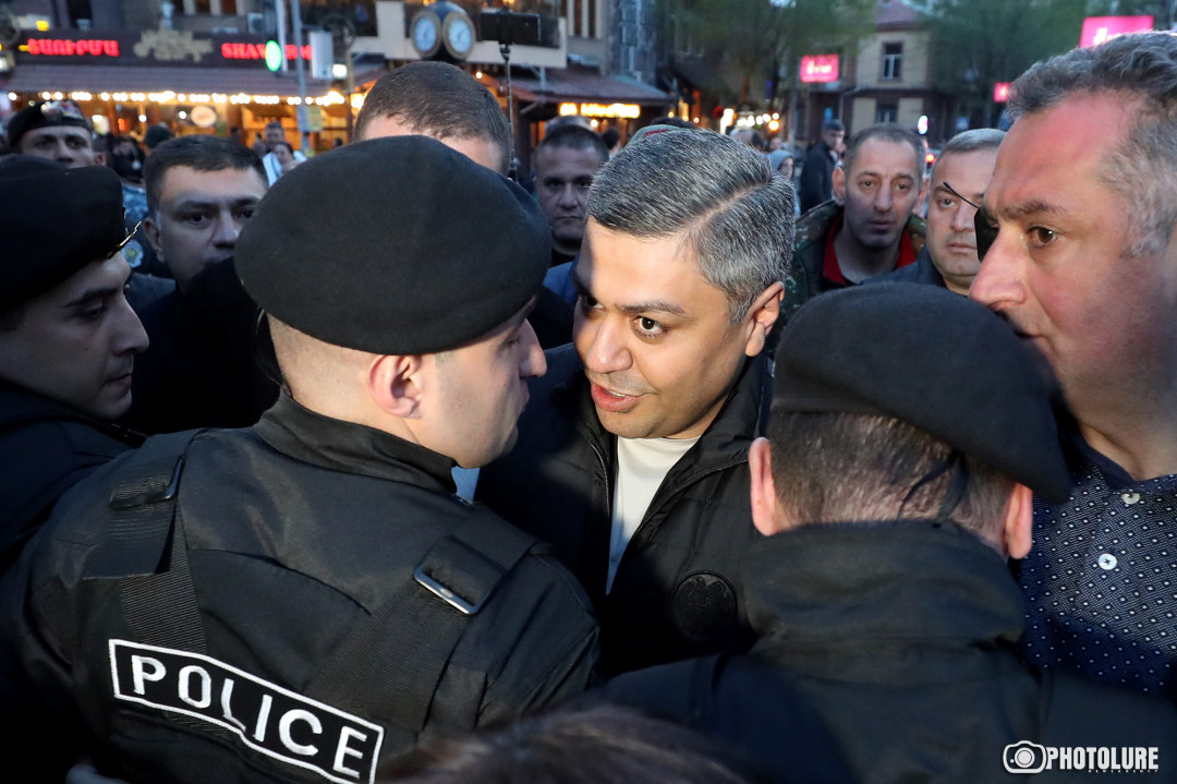 Opposition leader Vanetsyan begins sit-in, calls on Pashinyan to resign