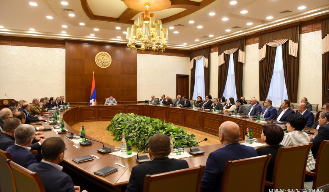 Արայիկ Հարությունյանը Արցախի կառավարությանը և խորհրդարանին ներկայացրել է երևանյան հանդիպումների մանրամասները