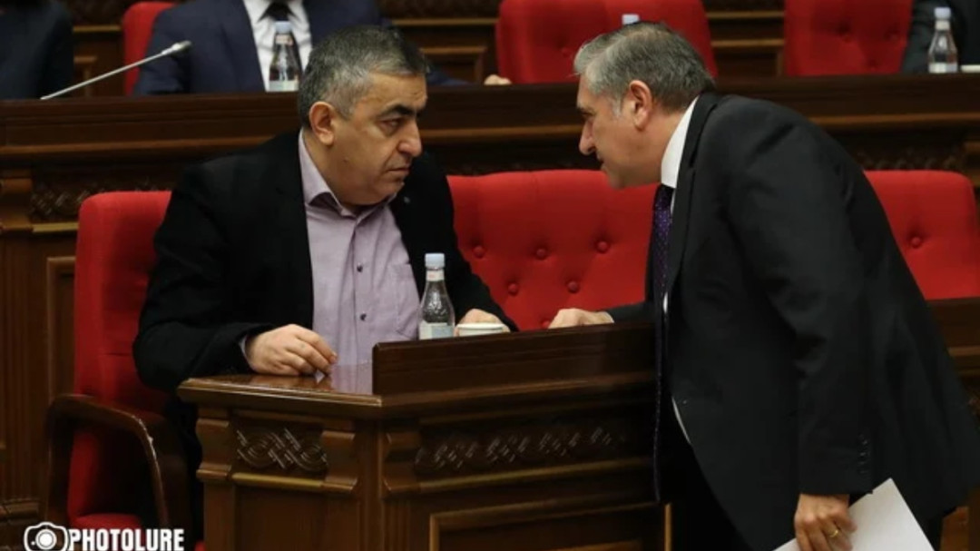 Արմեն Ռուստամյանը սխալվում է, Արթուր Խաչատրյանը՝ «մոռանում որոշ դրվագներ»