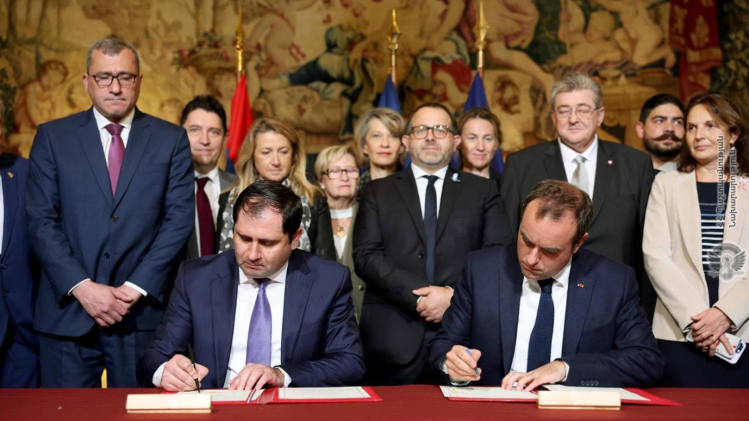 Armenia and France sign first weapons deal