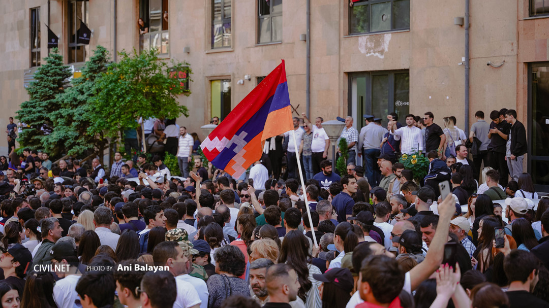 Բագրատ սրբազանի երթը հասավ ԲՈՒՀ-եր. ֆոտոշարք
