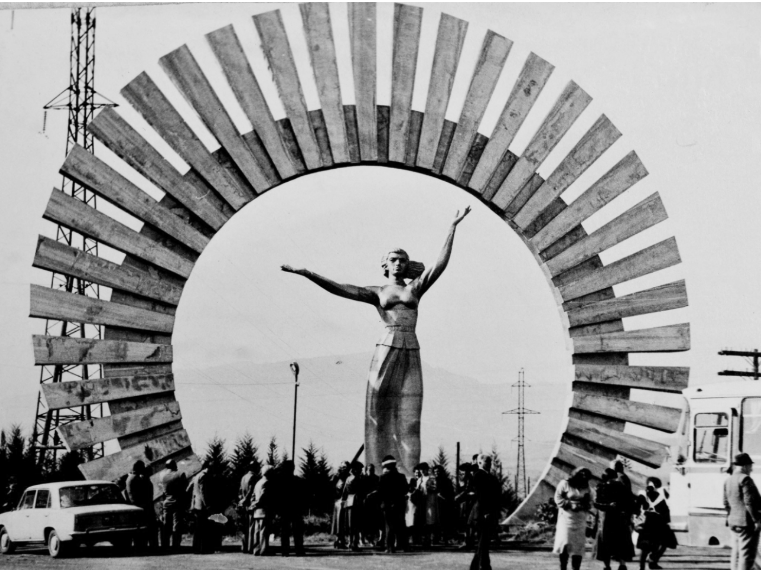 «Аревик» на армяно-азербайджанской границе. История скульптуры