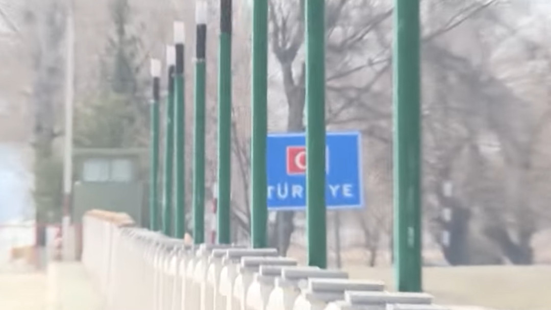 Border between Armenia and Turkey briefly opened for Syria humanitarian aid
