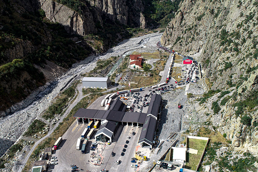 Սելավի վտանգն անցել է, Լարսը բաց է