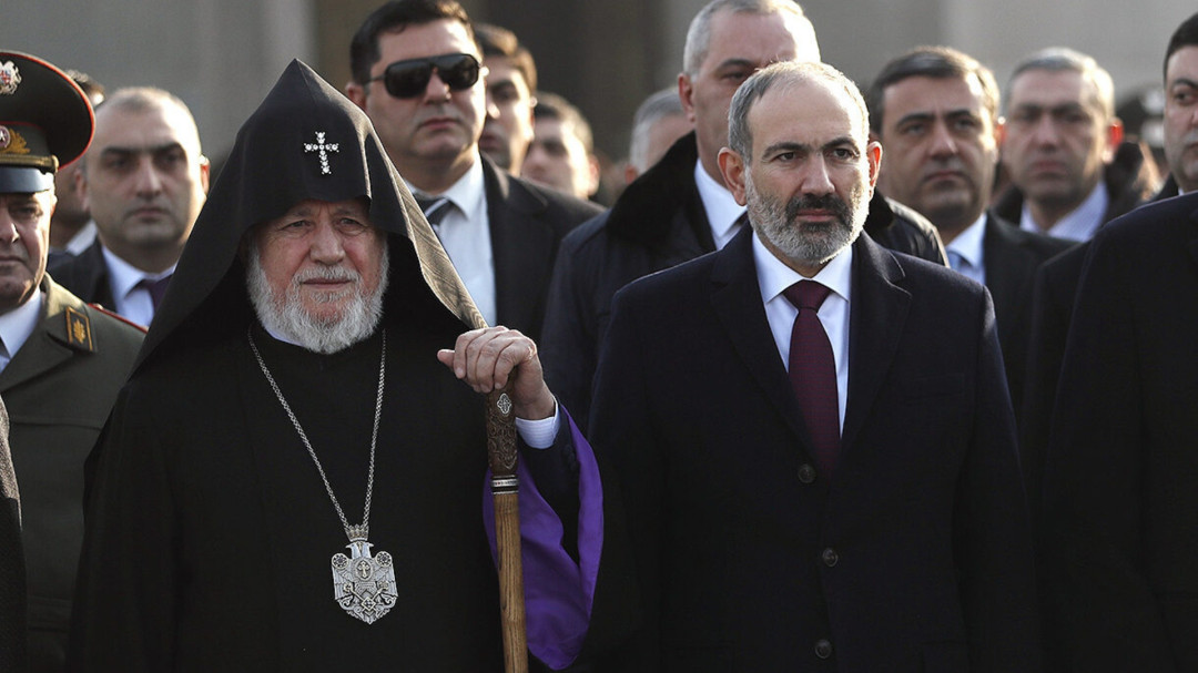 État vs. Église: Pashinyan assistera à une liturgie célébrée par un prêtre défroqué