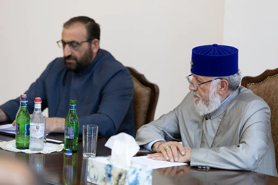 Կաթողիկոսը չի կարող հեռանալ, դա կլինի դասալքություն․ Արշակ արքեպիսկոպոս Խաչատրյան