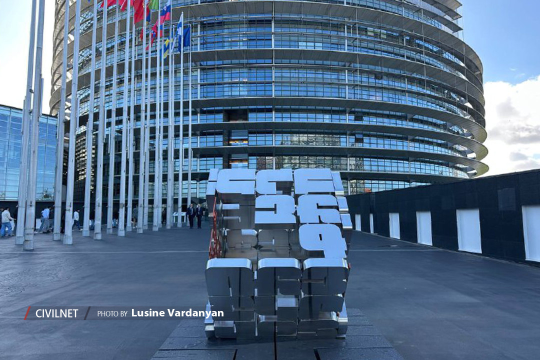 Հայկական տառերը՝ Եվրախորհրդարանի առջև