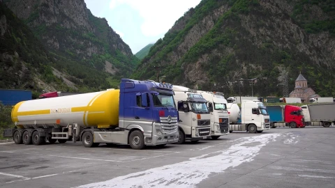 Frontière Géorgie-Russie: Les camions arméniens de fruits et légumes à l'arrêt