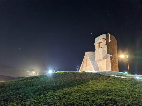Une ONG d'Artsakh affirme qu'une directrice d'école à Erevan a ordonné le retrait de l'image du monument «Nous sommes nos montagnes»