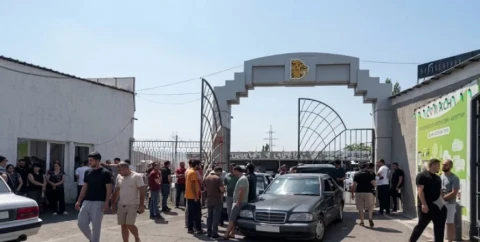 Les employés d'Arinj Mall manifestent, les boutiques ont été placées sous scellés