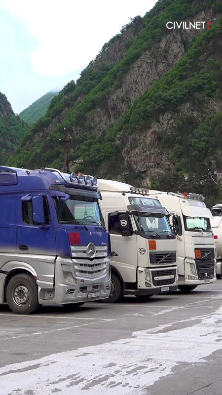Frontière Géorgie-Russie: Les camions arméniens de fruits et légumes à l'arrêt
