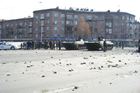 Մարտի 2, 2008․ Զրահատեխնիկան պաշարում է Երևանը, սկսվում է գրաքննություն