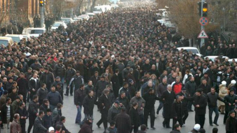 Փետրվարի 25, 2008․ Երգ ու պար հրապարակում, Տեր-Պետրոսյանի թիկնազորից պահանջում են հանձնել զենքերը