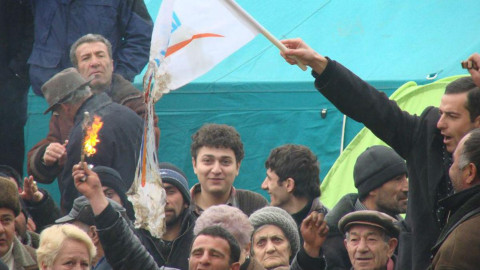 Փետրվարի 26, 2008․ Սերժ Սարգսյանի հանրահավաքի մասնակիցները միանում են Տեր-Պետրոսյանի հանրահավաքին