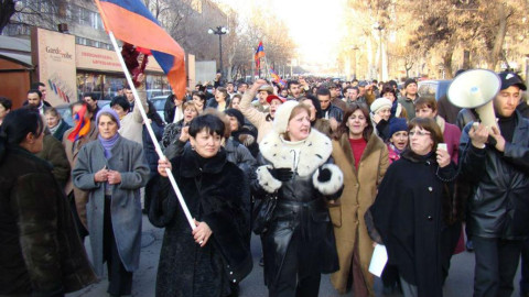 Փետրվարի 23, 2008․ Քոչարյանը խորհրդակցում է ուժայինների հետ, դիվանագետները միանում են շարժմանը