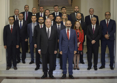 Նախարարները երդվեցին և նկարվեցին