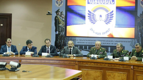 Վարչապետը ՊՆ-ում ներկայացրել է նորանշանակ նախարար Դավիթ Տոնոյանին