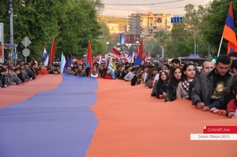 Ֆոտոշարք. Ջահերով երթ