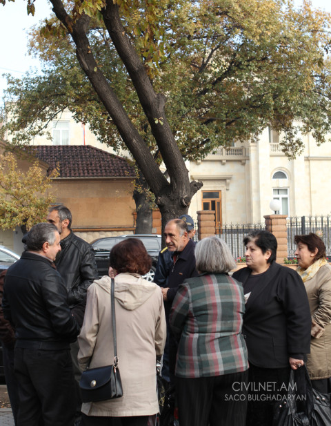«Նաիրիտ»-ի աշխատակիցները` ՀՀ նախագահի նստավայրի դիմաց