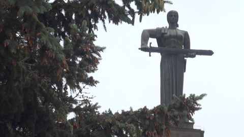 Երևանի բացակա կանայք․ արձանների հետևից
