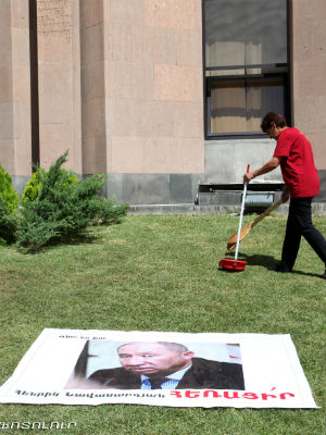 Իսկ Սերժ Սարգսյանին ոչ մի կերպ չեն հիշում