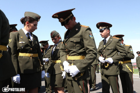 In a Speech, Pashinyan Highlights Role of Women in Armenia's Military