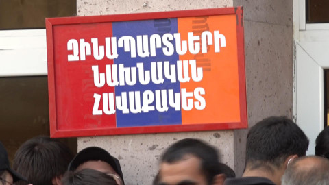 Զորահավաք Երևանում. երիտասարդներ, կանայք և տղամարդիկ գնում են առաջնագիծ