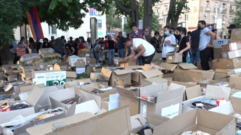 Առաջին անհրաժեշտության պարագաներ հրապարակից՝ առաջնագիծ