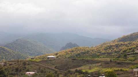 Քարին տակ. քարի պես ամուր թիկունք