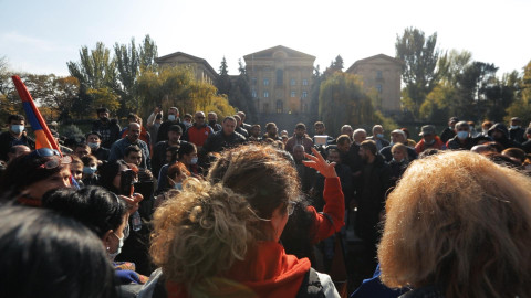 Ցույց ԱԺ շենքի դիմաց և խառը մտքեր