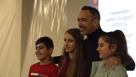 Յուրի Ջորկաեֆի Սուրբ ծնունդը՝ արցախցի երեխաների հետ