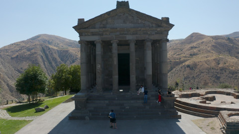 Հարսանիք՝ Գառնու տաճարում. նախարարությունն ու ՊՈԱԿ-ը միմյանց են մեղադրում