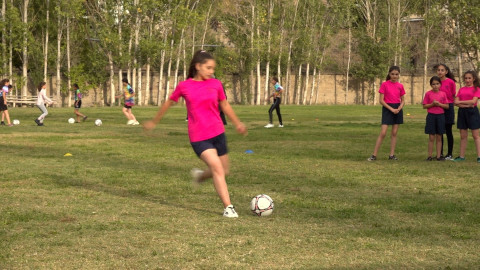 Play it forward. աղջիկները ֆուտբոլ են խաղում ու կոտրում կարծրատիպերը